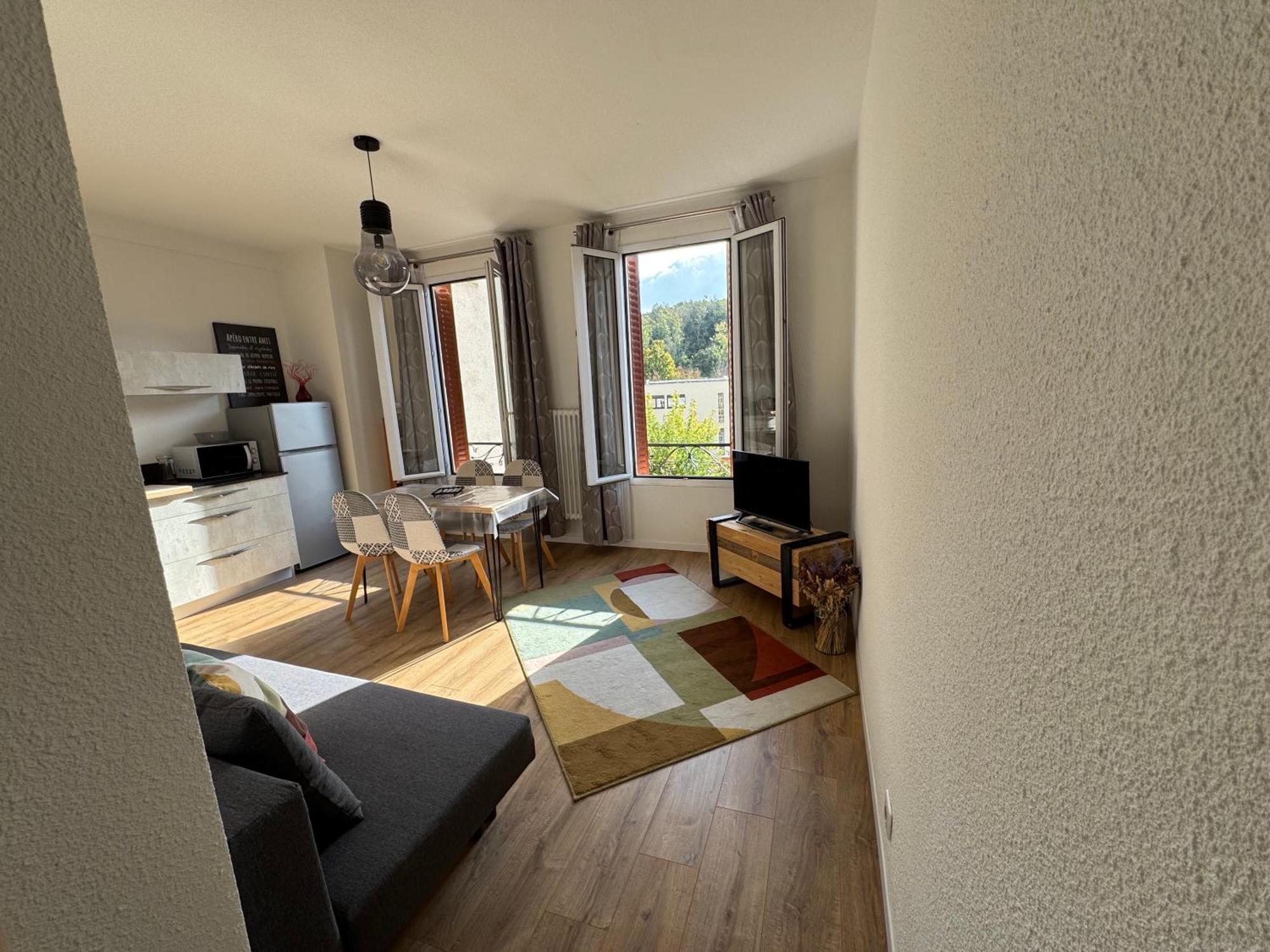 Appartement Le Madargue Idealement Place Châtel-Guyon Buitenkant foto